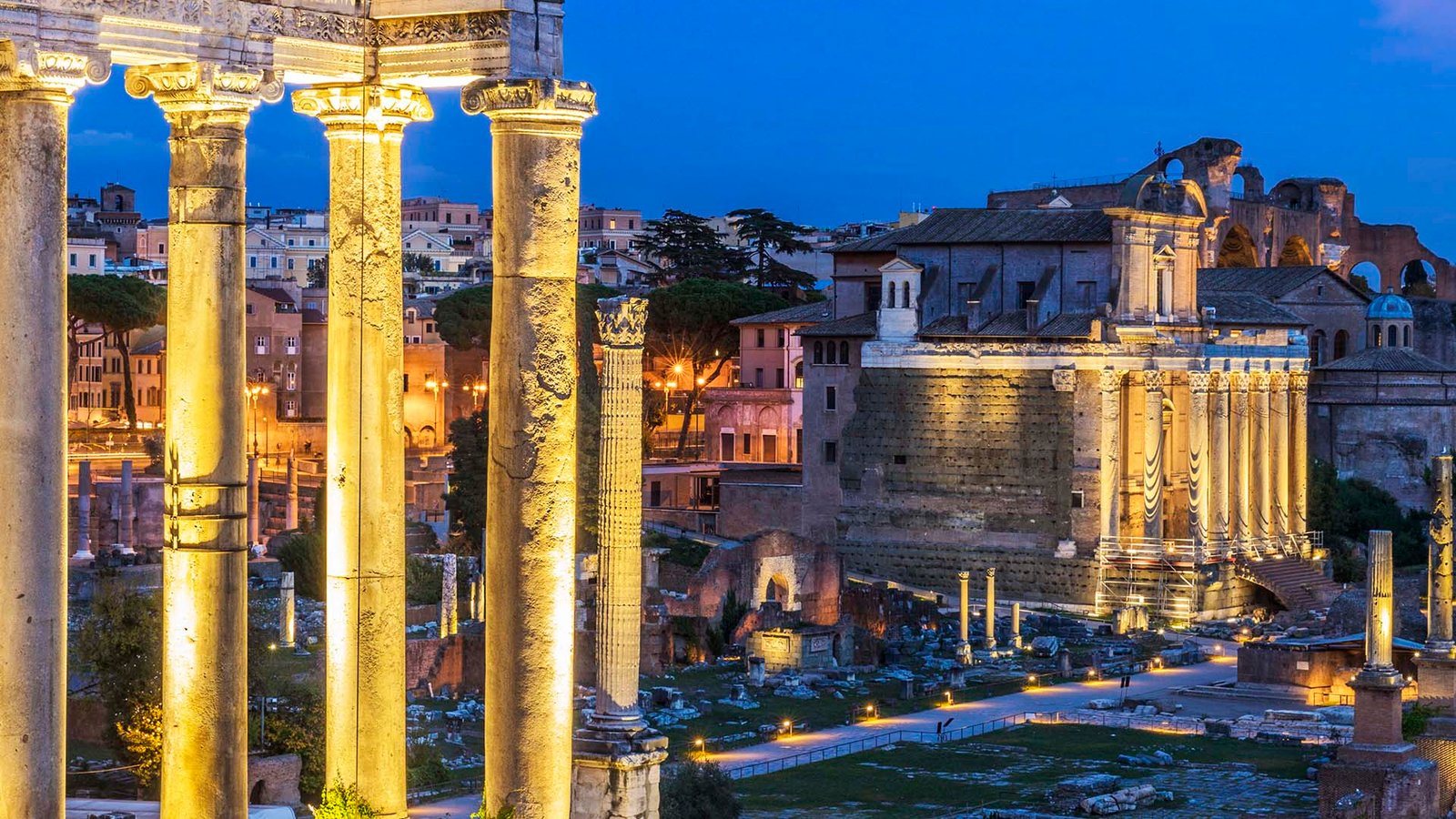 Fori Romani in blue hour, colonne illuminate al tramonto