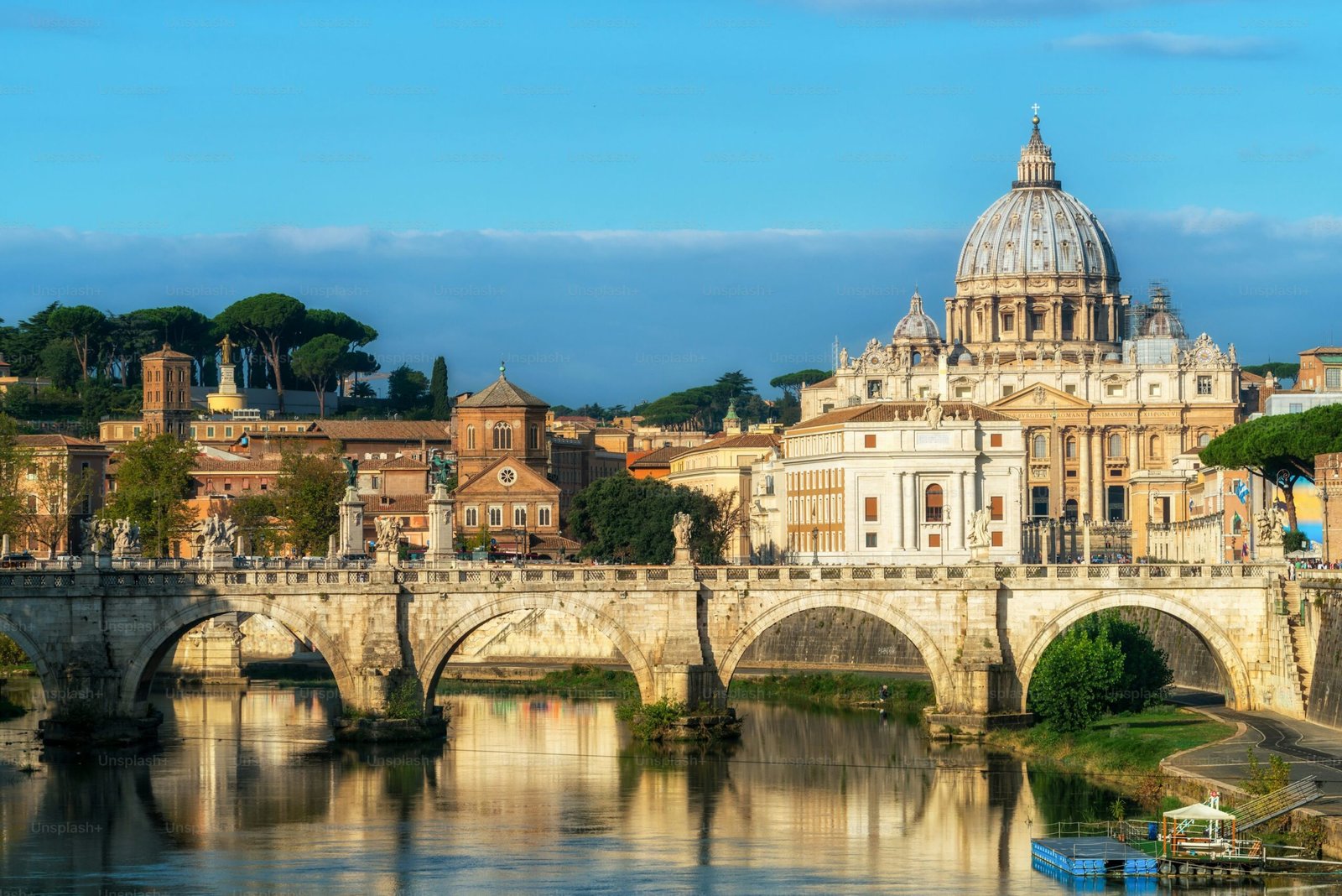 La cupola di San Pietro a Roma vista dal Tevere con un ponte in primo piano