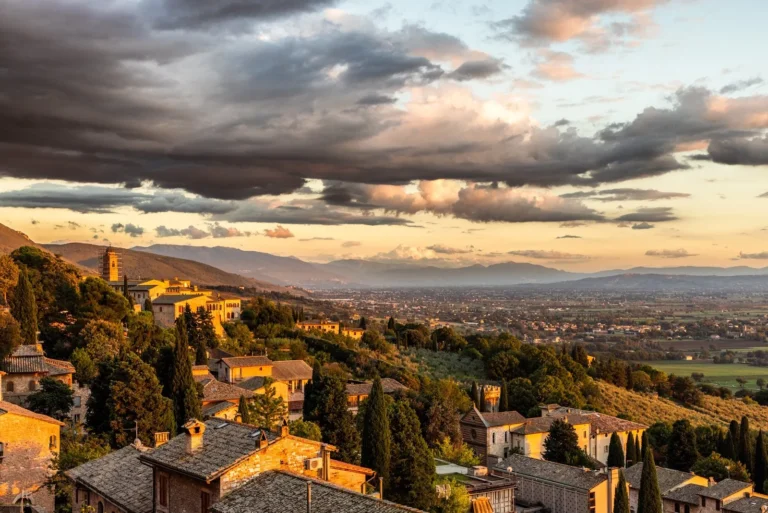 Assisi e la Valle Umbra al tramonto