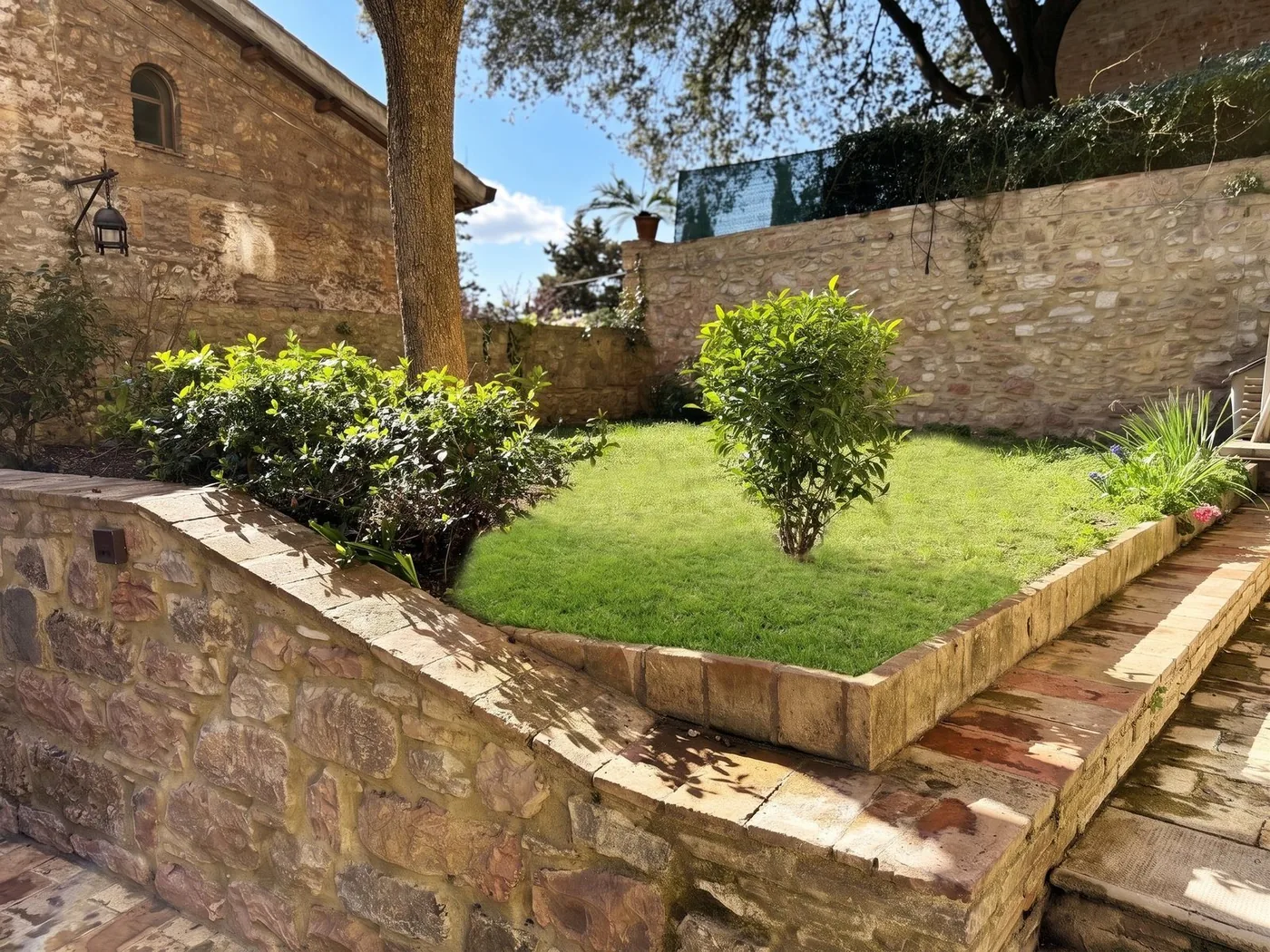Giardino interno de La Corte di San Francesco, Assisi