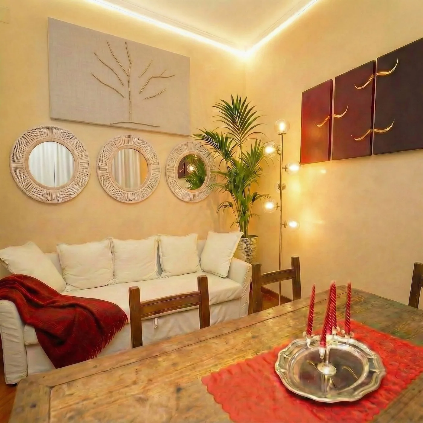 Salone di Navona Apartment con tavolo in legno e libreria, Roma