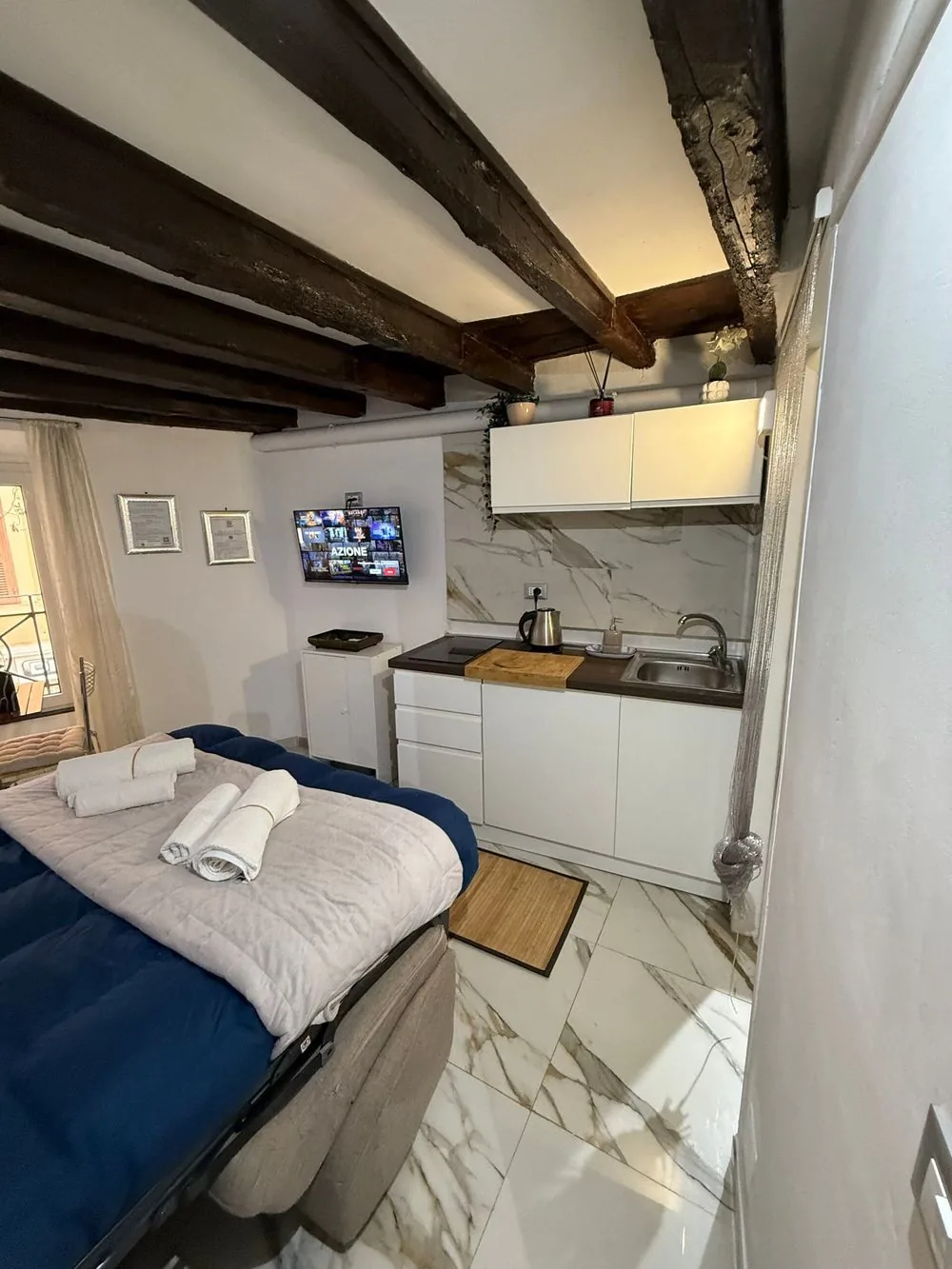 Il monolocale Nest at Campo de’ Fiori con letto matrimoniale e travi in legno, Roma
