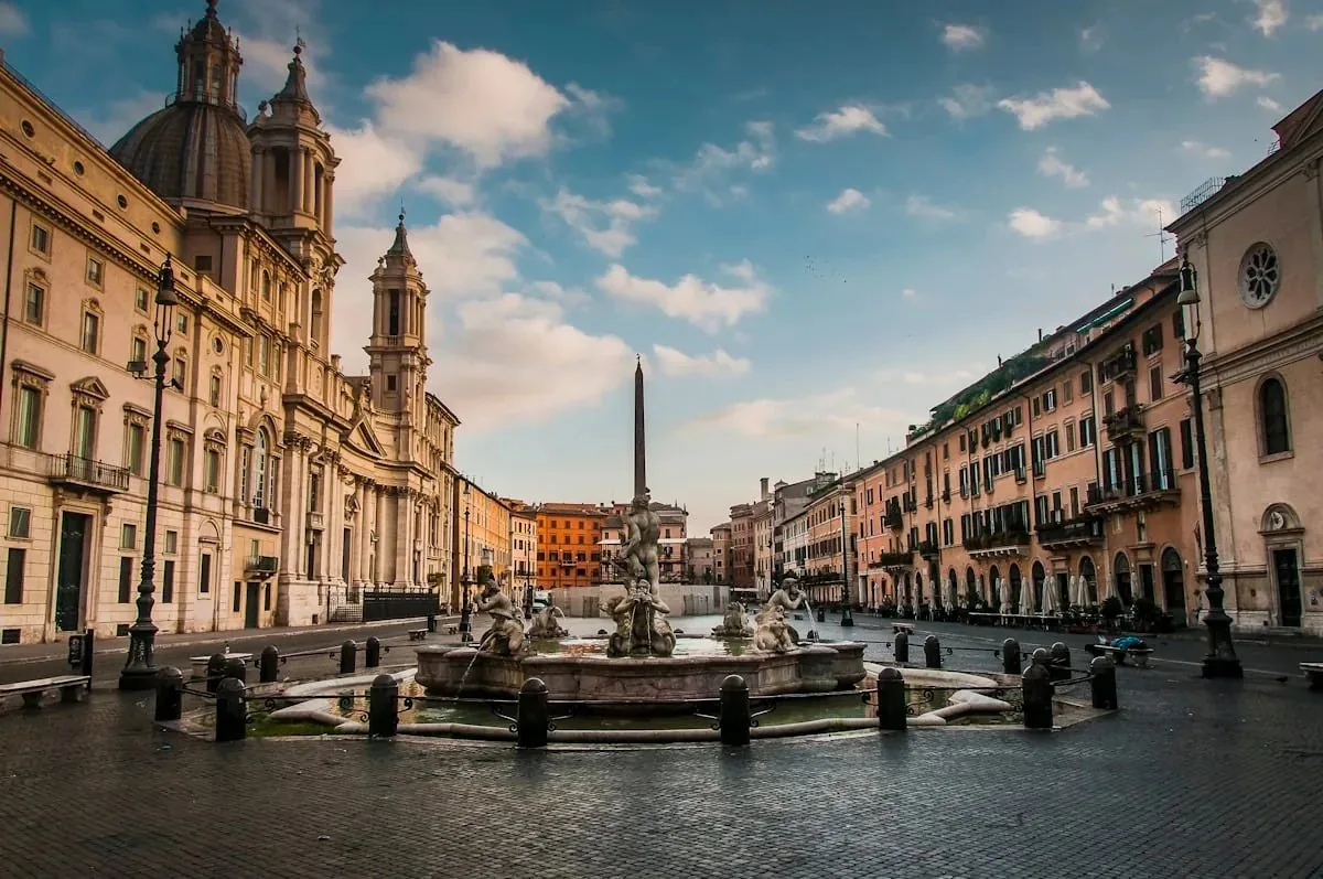 Piazza Navona al mattino, con le fontane e le facciate barocche, Roma
